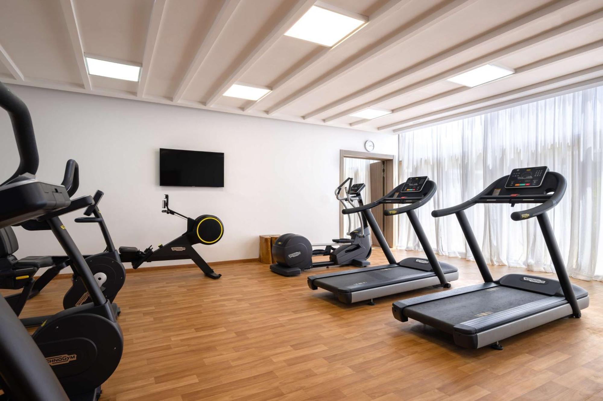 Radisson Blu Resort Al Hoceïma Kültér fotó A gym at a hotel